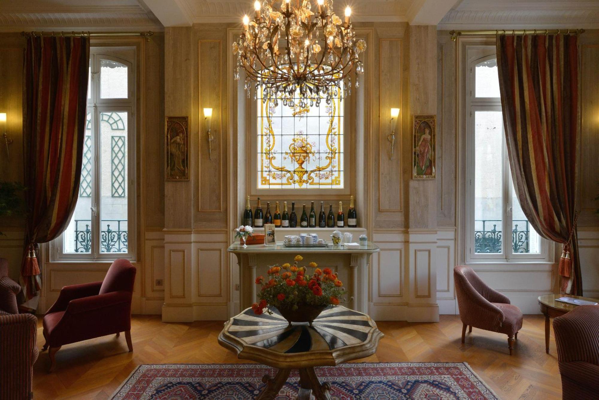 Hotel Castel Jeanson เอ-แชมเปญ ภายนอก รูปภาพ